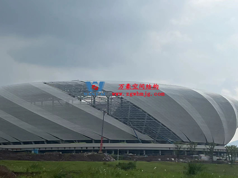 兩江新區加快建設龍興足球場（標準不降、工期不延、確保年底建成）