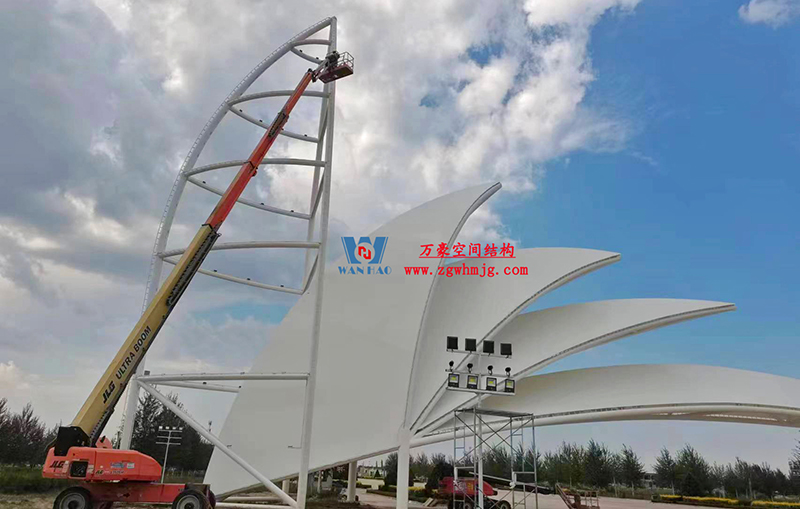 陜西定邊馬蓮灘沙漠公園鋼膜結構工程“奮力快跑”，工程“進度條”刷新了!