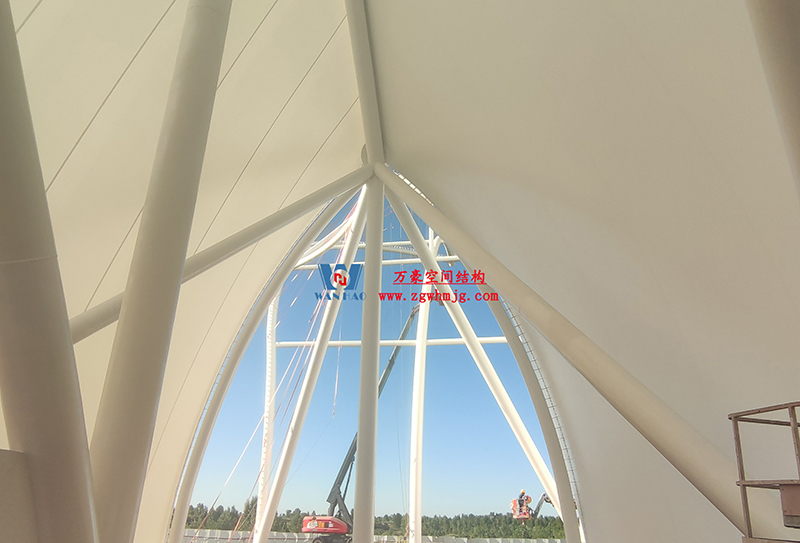 陜西定邊馬蓮灘沙漠公園鋼膜結構工程“奮力快跑”，工程“進度條”刷新了!