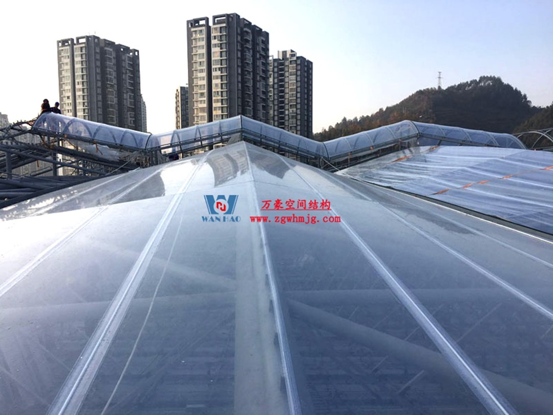 遵義高鐵新城上的一條鋼膜結構“長龍”