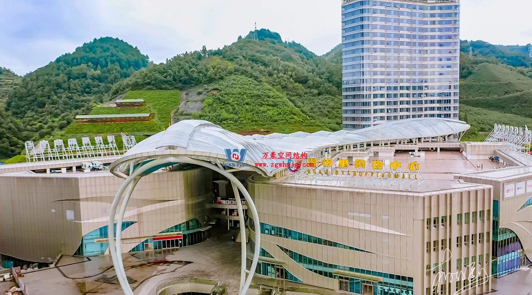 遵義高鐵新城上的一條鋼膜結構“長龍”