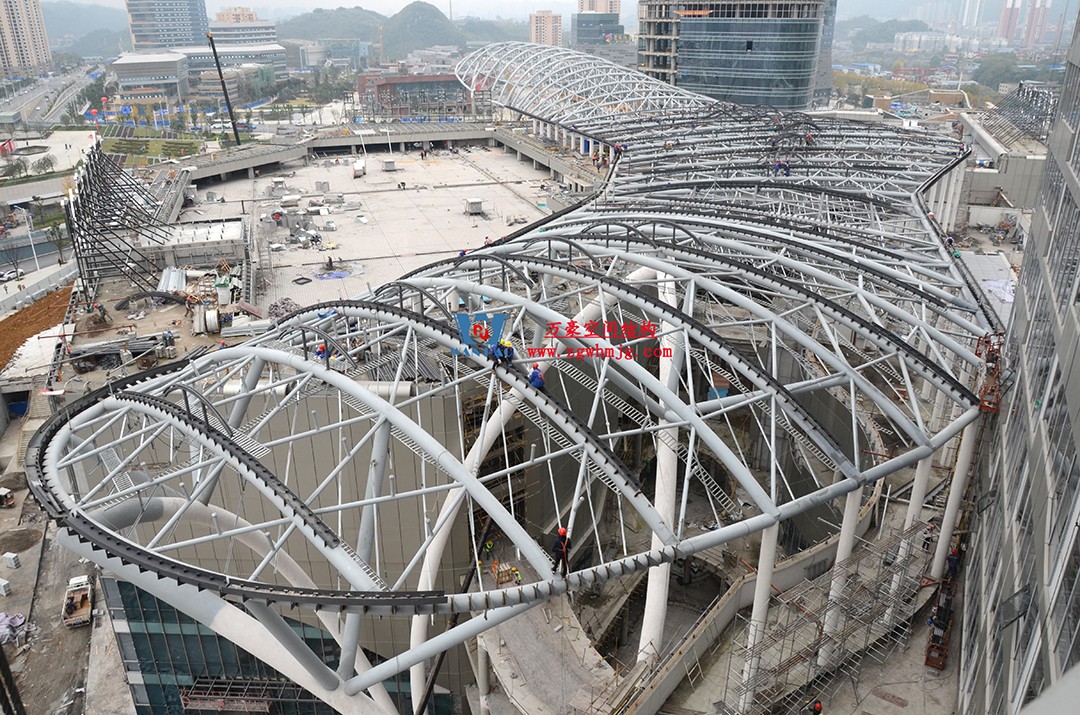 遵義高鐵新城上的一條鋼膜結構“長龍”