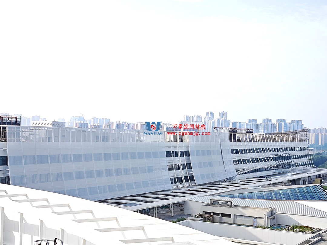 聚焦工程高質量建設，這個網格織物幕墻正在施工安裝中