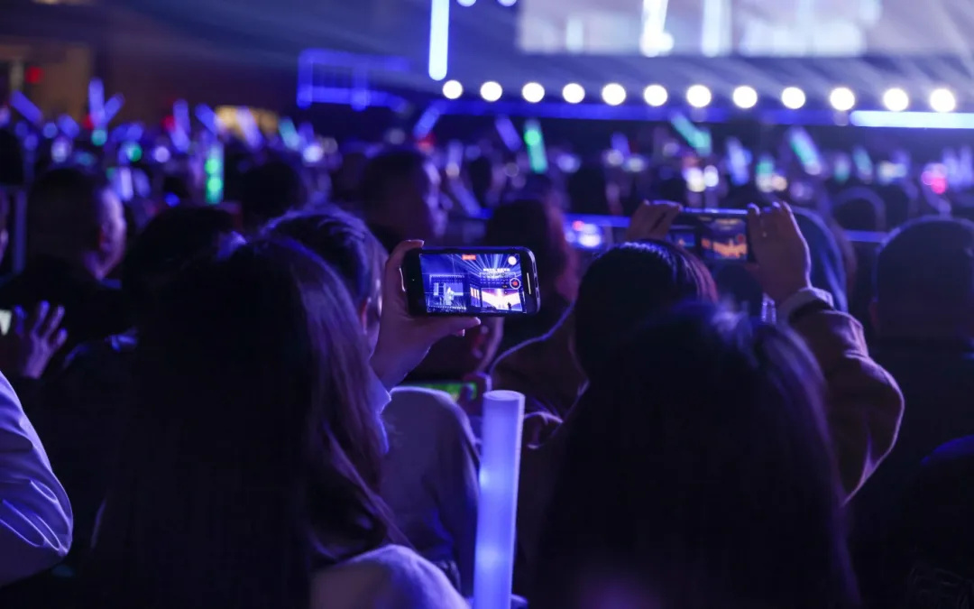 平陽(yáng)體育中心群星演唱會(huì)！超萬(wàn)人圍觀，現(xiàn)場(chǎng)火爆High唱！