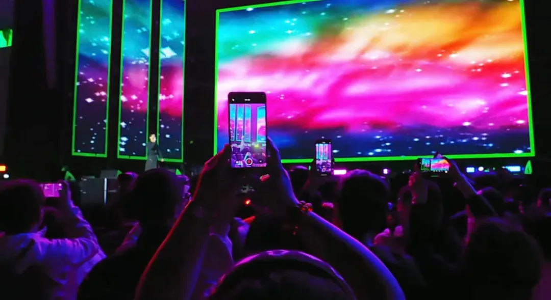 平陽(yáng)體育中心群星演唱會(huì)！超萬(wàn)人圍觀，現(xiàn)場(chǎng)火爆High唱！