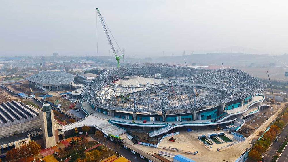 山東蓬萊體育場二次鋼構(gòu)首吊成功：工程建設(shè)新里程碑