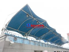 張拉膜看臺有什么哪些優(yōu)點？張拉膜看臺施工時有哪些注意事項？