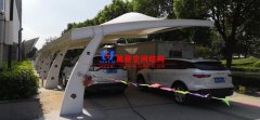 鋼膜結(jié)構(gòu)車棚價(jià)格多少錢？鋼膜結(jié)構(gòu)車棚一平米報(bào)價(jià)造價(jià)決定因素有哪些？